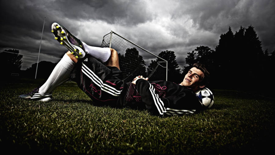 Топовый футбол. Крутые фото футболистов. Футбольная фотосессия для парня. Крутые фото Bale. Фотосессия футболистов неординарное.