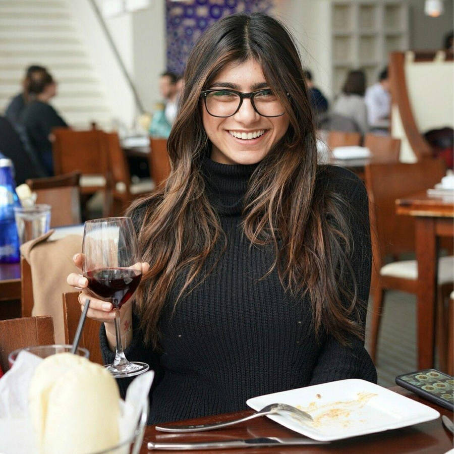 [100+] Mia Khalifa Wallpaper | Wallpapers.com