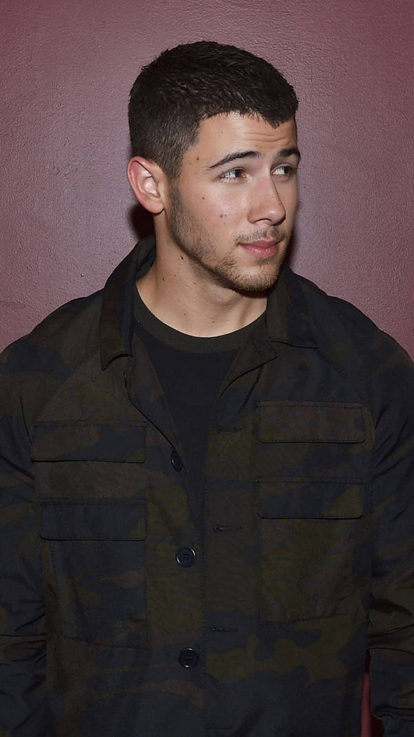 Ladda ner Nick Jonas Snygga Klädsel Wallpaper | Wallpapers.com