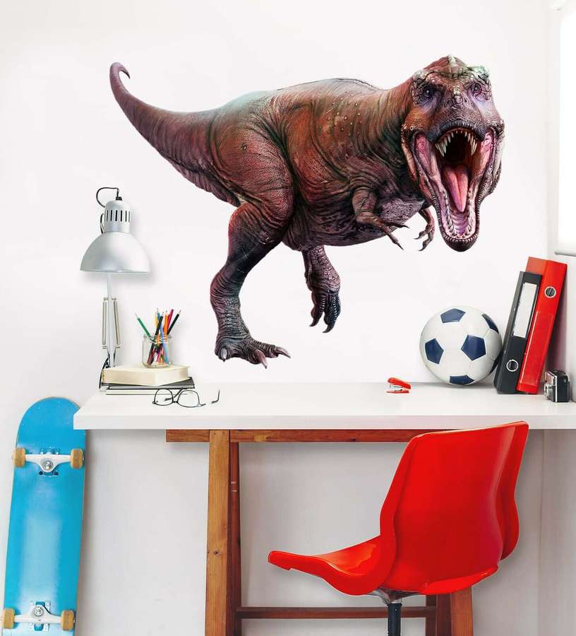 La habitación de un niño con una calcomanía de pared de T-rex, silla roja, balón de fútbol y monopatín. — 3D Dinosaurio Fondos de pantalla