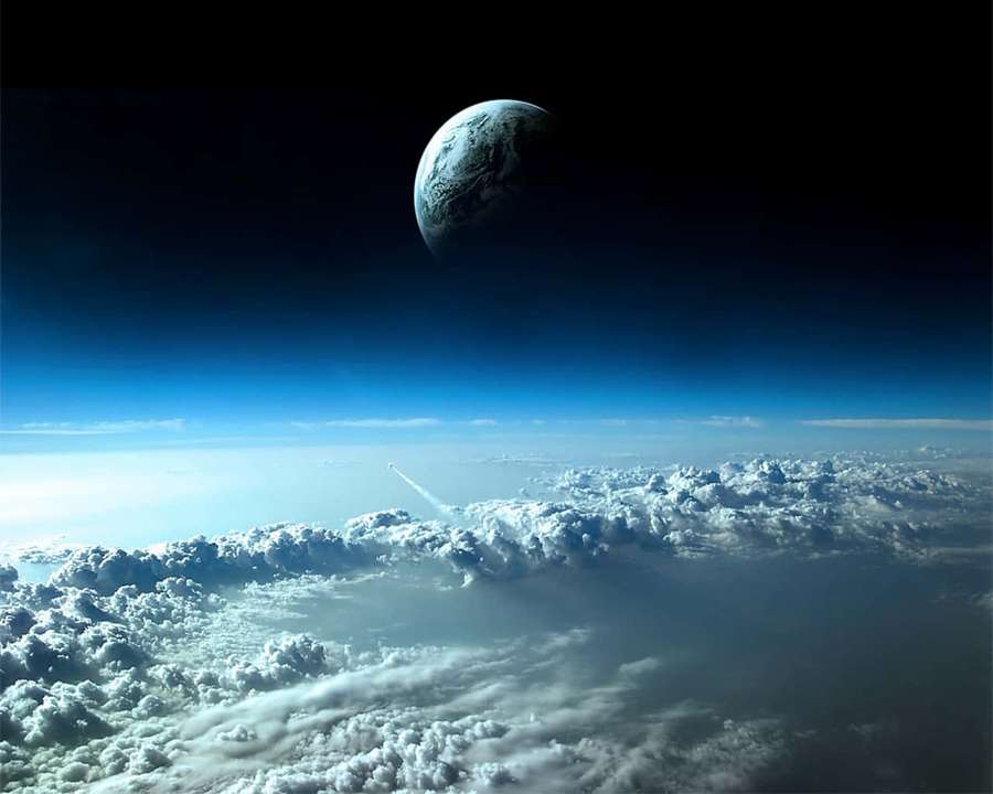 Cohete ascendiendo a través de nubes hacia un planeta lejano en el espacio. — 3D Espacio Fondos de pantalla