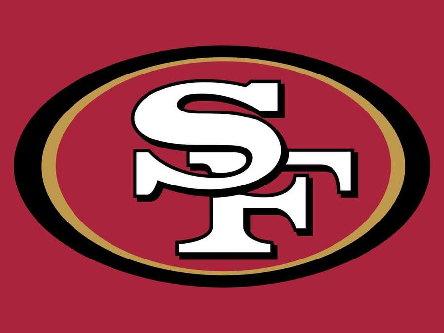 San Francisco 49ers Logo in Weiß mit schwarz-goldenem Oval auf burgunderrotem Feld. — 49er Wallpaper