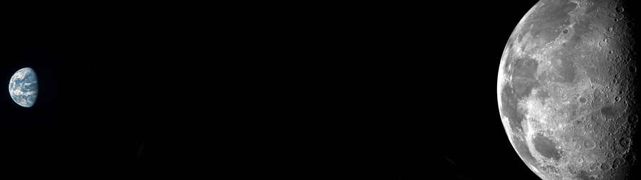 Erde und Mond im Weltall mit der Erde links und dem kraterbedeckten Mond rechts vor schwarzer Leere. — 4K Doppelmonitor Wallpaper