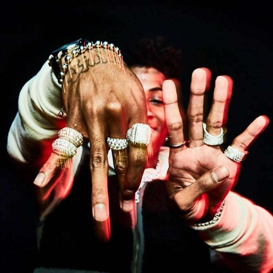 Close-up of hands with diamond rings and tattoos under red lighting. — 4kt Background