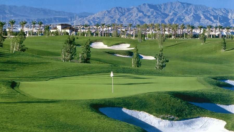 Golf course with green fairways sand traps and palm trees under clear blue sky. — 720p Golf Course Background