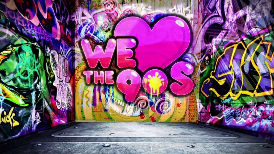 En farverig graffiti-gyde med et stort lyserødt hjerte og tekst, der læser 'WE ❤️ THE QOOS' — 90S Wallpapers