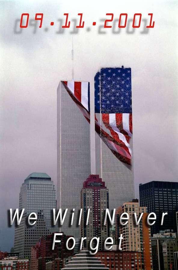 Twin Towers mit amerikanischen Flaggen, die über sie drapiert sind, unter einem grauen Himmel mit Gedenktextüberlagerung. — 9/11 gedenkstätte Wallpaper