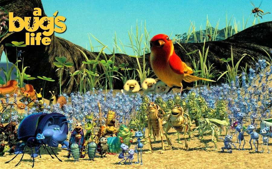 Ein riesiger roter Vogel steht über einer Menge animierter Insekten auf einem sonnigen Grasfeld. — A Bugs Life Bilder