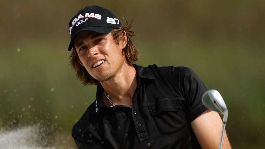 Golfer smiling after hitting a sand shot during a sunny round. — Aaron Baddeley Wallpaper
