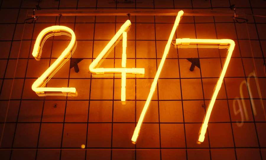 Letrero de neón con 247 en una pared de azulejos por la noche. — Abrir Fondos de pantalla