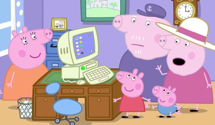 Familia Peppa Pig mirando una computadora vintage en su sala de estar. — Abuela Pig Fondos de pantalla
