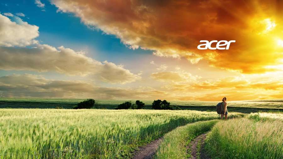 Person geht auf Feldweg durch Weizenfeld bei Sonnenuntergang — Acer Hintergrundbild