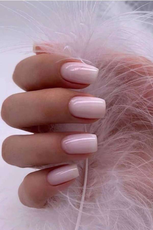 Hand mit rosa Nägeln auf weißem flauschigem Hintergrund — Acryl nägel Wallpaper