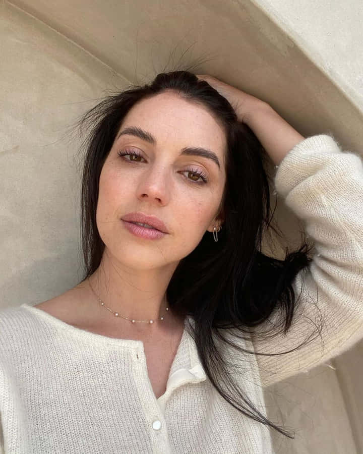 Adelaide Kane Achtergrond