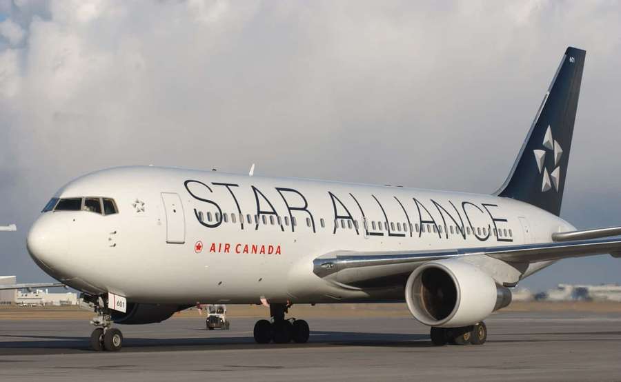 Air Canada Star Alliance airplane on airport tarmac under cloudy sky — Aeroplane Background