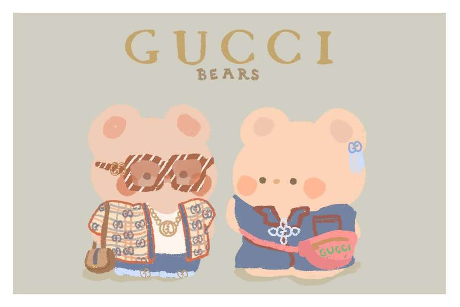 Zwei stilisierte Bären in Gucci-Outfits und Accessoires. — Aesthetic Bear Wallpaper