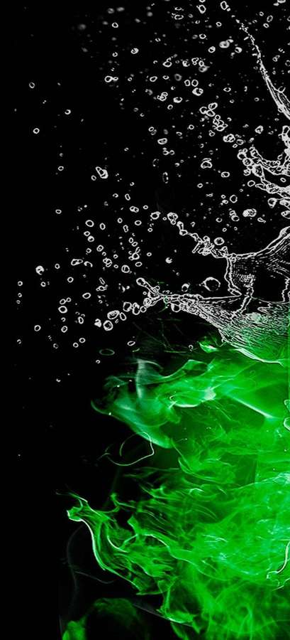Chamas líquidas verdes e gotas de água respingam contra um fundo preto. — Água Papéis de Parede