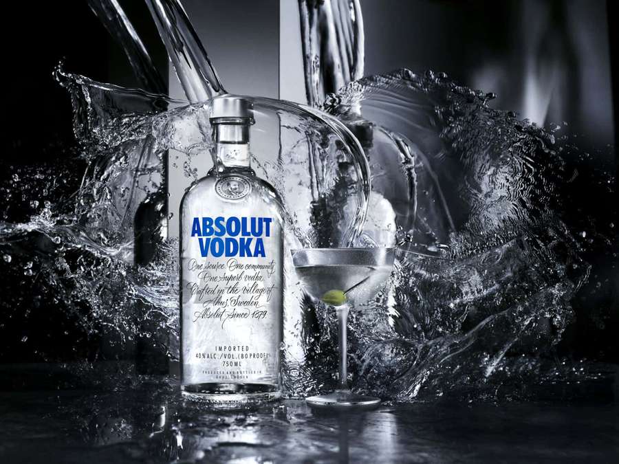 Absolut Vodka bottle and martini glass with water splash — Alcohol Background