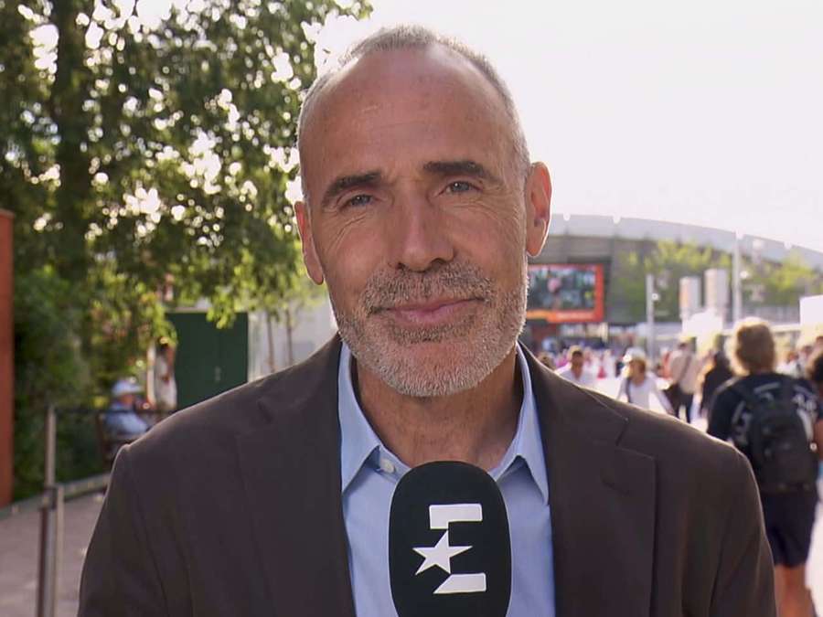 Man i kostym håller mikrofon utomhus nära stadion — Alex Corretja Bakgrundsbilder
