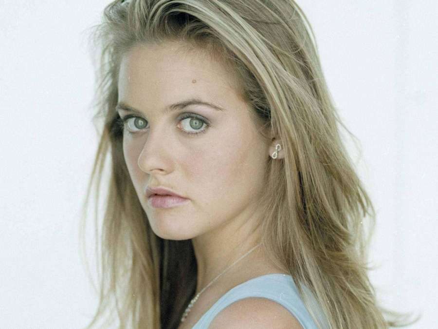 Joven con ojos verdes y cabello rubio en un retrato de estudio. — Alicia silverstone Fondos de pantalla