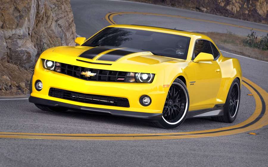 Chevrolet Camaro SS amarelo em uma estrada sinuosa de montanha ao entardecer. — Amarelo Papéis de Parede