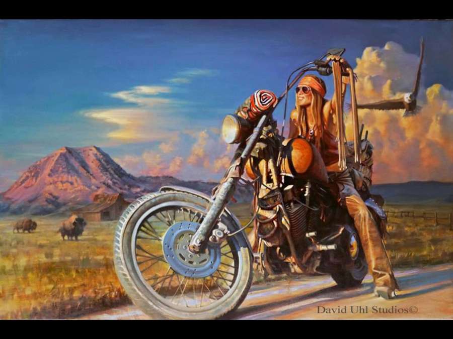 Biker auf individuellem Motorrad mit Bisons und Berg in Sonnenuntergangslandschaft — American Eagle Bilder
