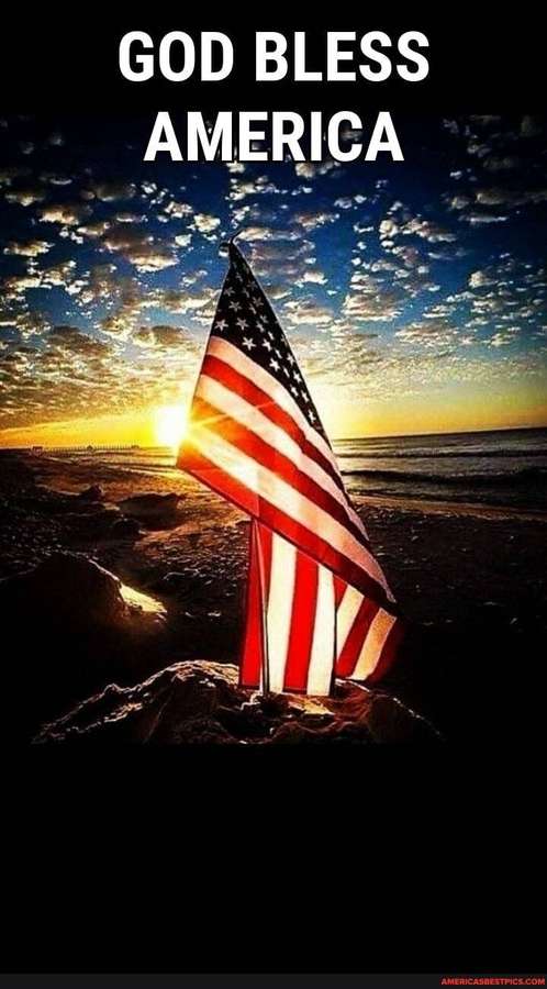 Amerikanische Flagge am Strand bei Sonnenuntergang mit Text god bless america — Amerika iPhone Wallpaper