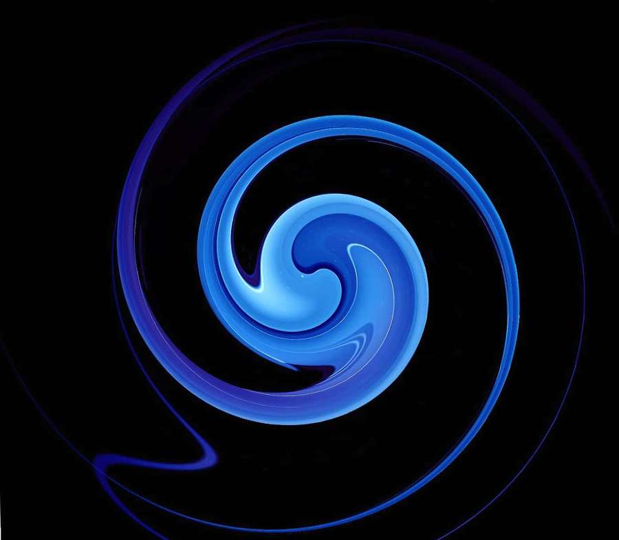 Espiral azul brilhante contra fundo preto com efeitos de luz radiantes — Amoled azul Papéis de Parede