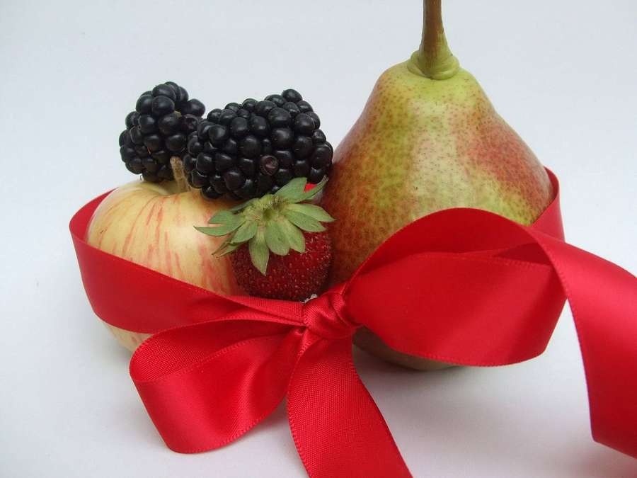 Fruta fresca amarrada com uma fita vermelha para presente. — Amoreira Papéis de Parede