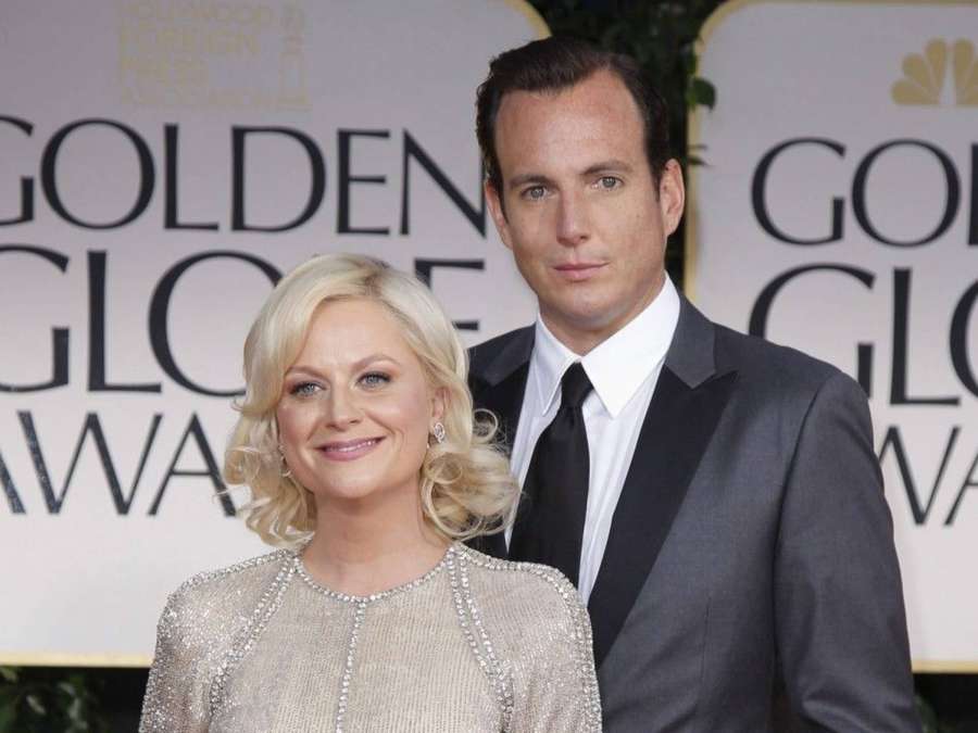 Eine lächelnde blonde Frau und ein Mann in Anzügen bei den Golden Globe Awards. — Amy Poehler Bilder
