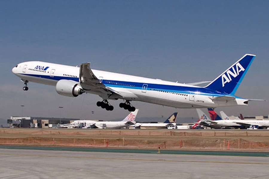 ANA-Flugzeug hebt von der Startbahn ab, andere Flugzeuge im Hintergrund. — Ana Bilder