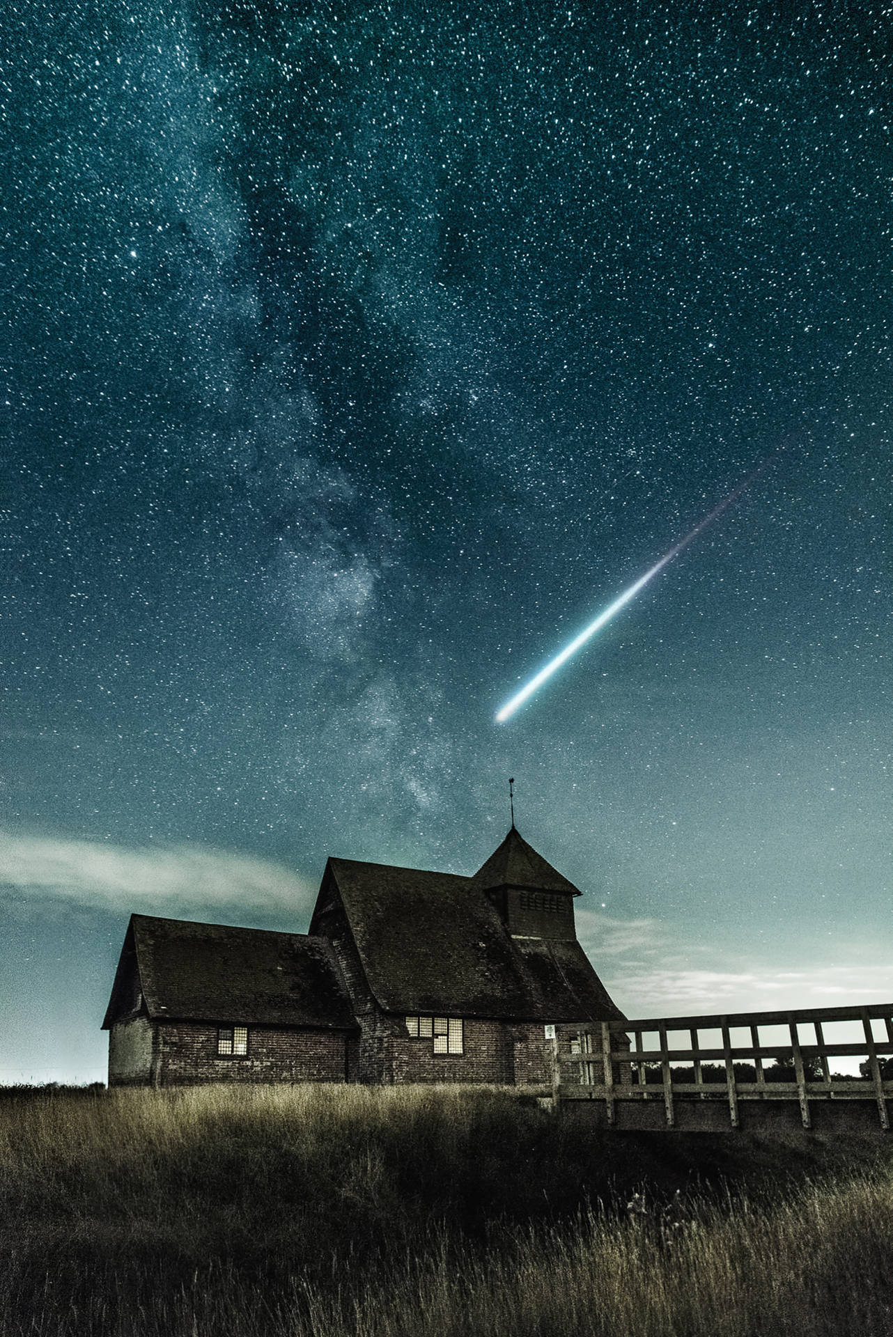 Gammal stenkyrka under en stjärnklar himmel med en stjärnfall — Android Tablet bakgrund Bakgrundsbilder