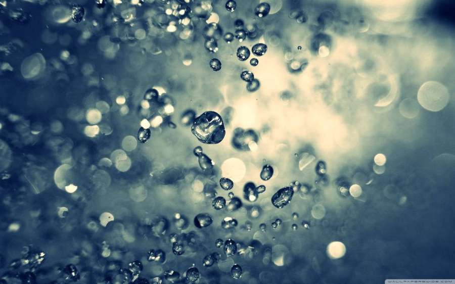 Schwebende Wassertropfen mit Bokeh-Lichtern in Blau- und Cremetönen. — Android tablett Wallpaper