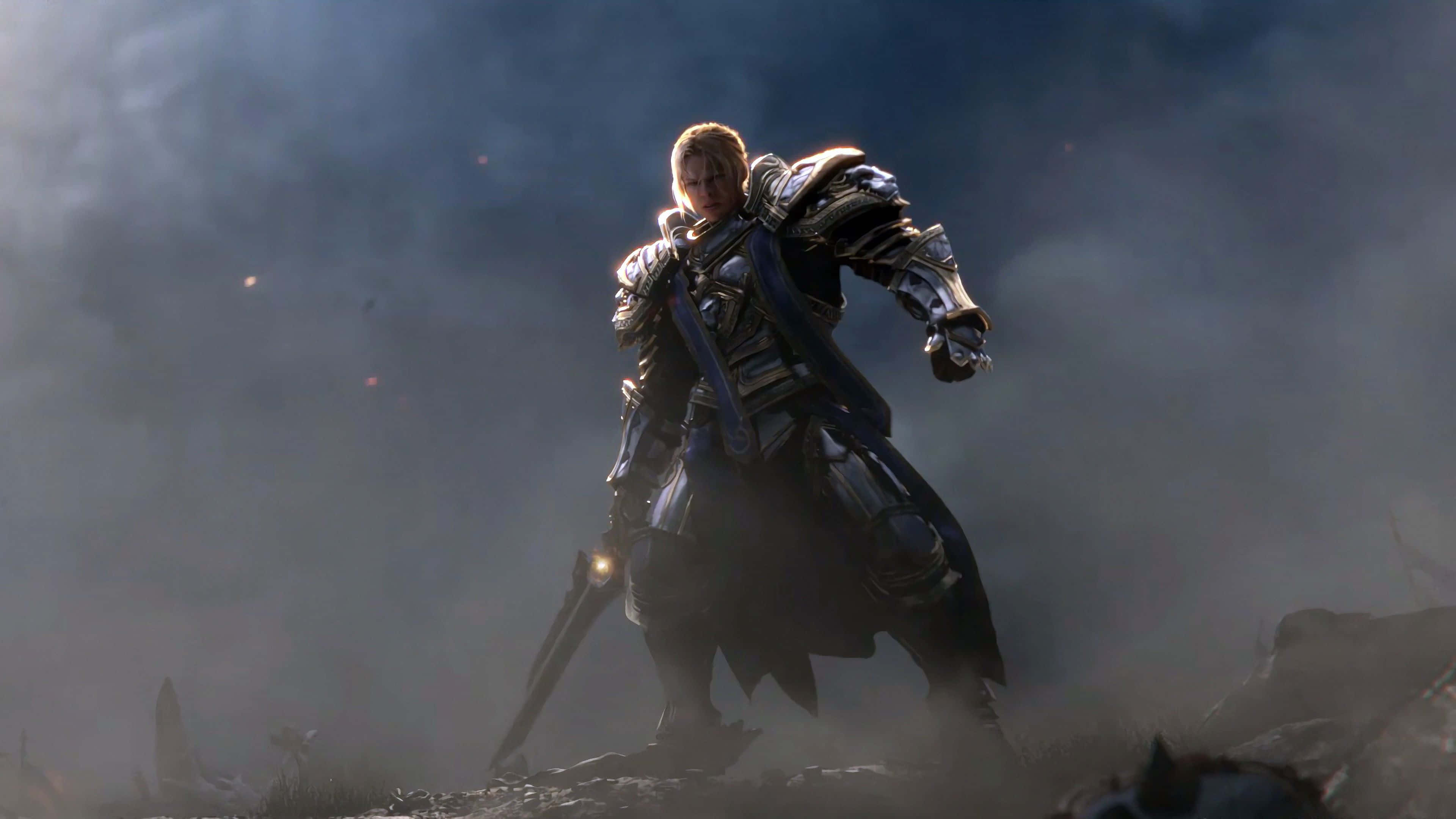 Ein Ritter in dunkler Rüstung hält ein glühendes Schwert auf einem rauchigen Schlachtfeld. — Anduin Wrynn Wallpaper