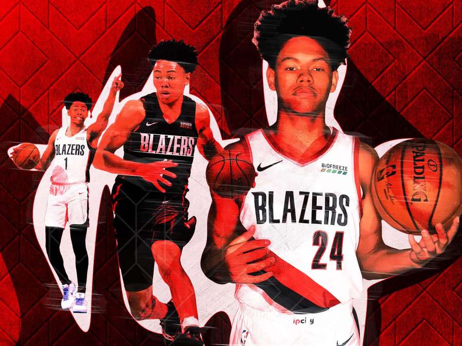 Tiga pemain basket berseragam Blazers berpose dengan bola di latar belakang merah. — Anfernee Simons Wallpaper