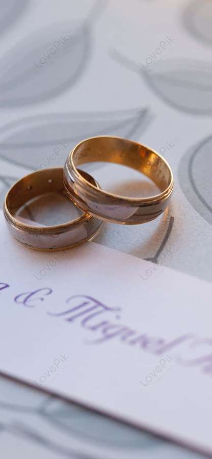 Dos anillos de boda de oro sobre una invitación de boda con nombres y diseños de hojas. — Anillo de boda Fondos de pantalla