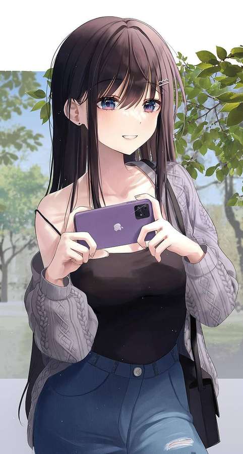 Anime-Mädchen hält lila Telefon und lächelt unter grünen Bäumen — Anime wald Hintergrundbild