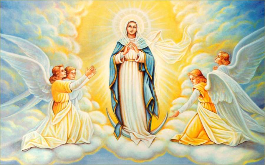 Virgem Maria com auréola cercada por quatro anjos ajoelhados em uma cena celestial de nuvens. — Anjos no céu Papéis de Parede