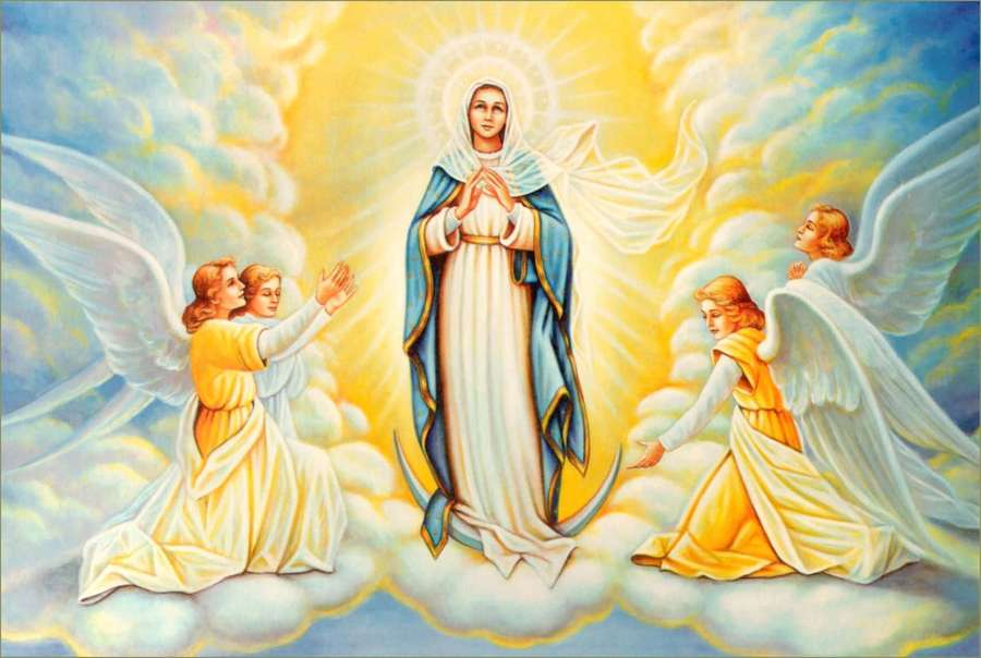 Virgem Maria com anjos em nuvens celestiais brilhando com luz dourada. — Anjos Papéis de Parede