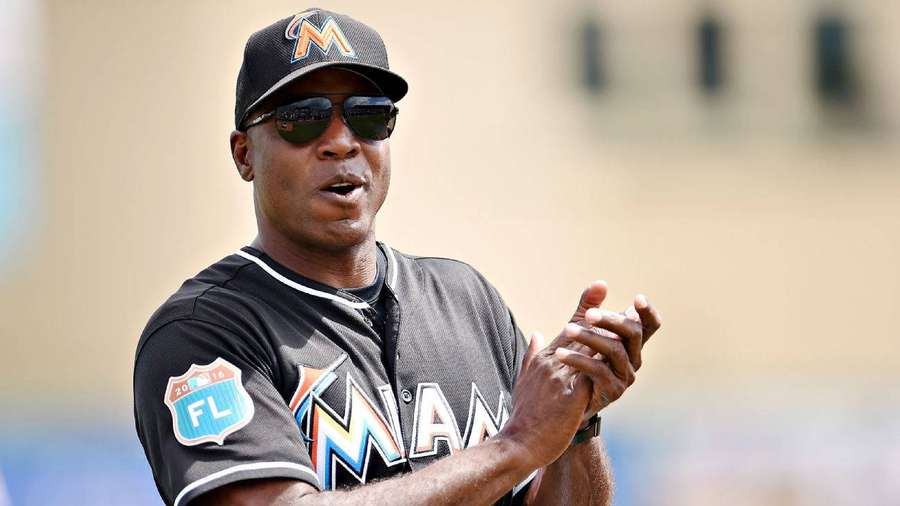 Baseballtrainer klatscht in die Hände in Miami Marlins Uniform im Freien. — Anleihen Wallpaper