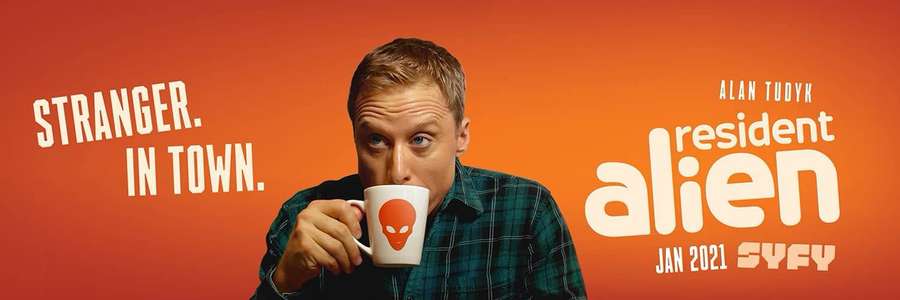Mann hält Alien-Tasse mit Show-Titeltext auf orangefarbenem Hintergrund. — Ansässiger Ausländer Wallpaper