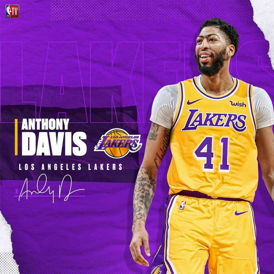 Anthony Davis con la camiseta de los Lakers con el logotipo y la firma del equipo sobre fondo púrpura. — Anthony Davis Fondos de pantalla