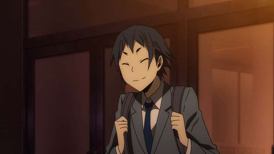Chico anime escolar sonriendo con mochila en habitación tenuemente iluminada y cálida. — Aoba Kuronuma Fondos de pantalla