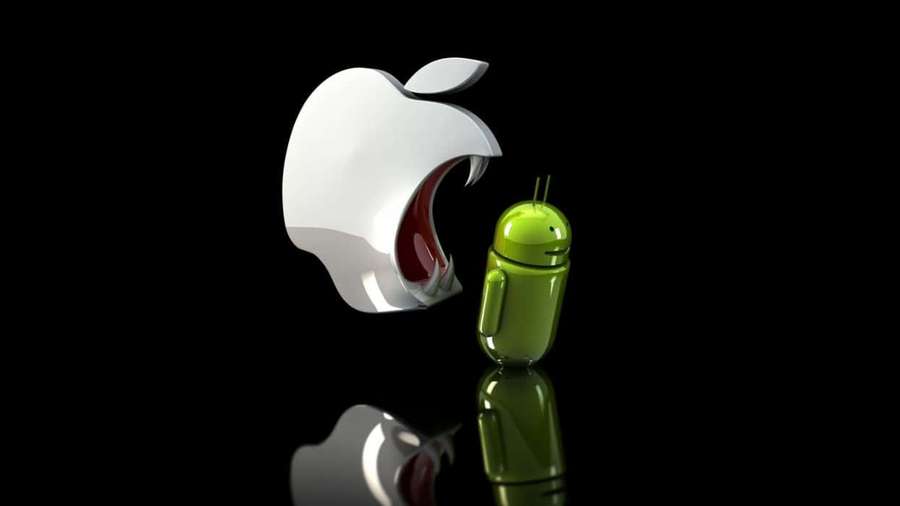 Blankt Apple-logo, der gaber over grøn Android-robot på sort reflekterende overflade. — Apple Eating Android Wallpapers