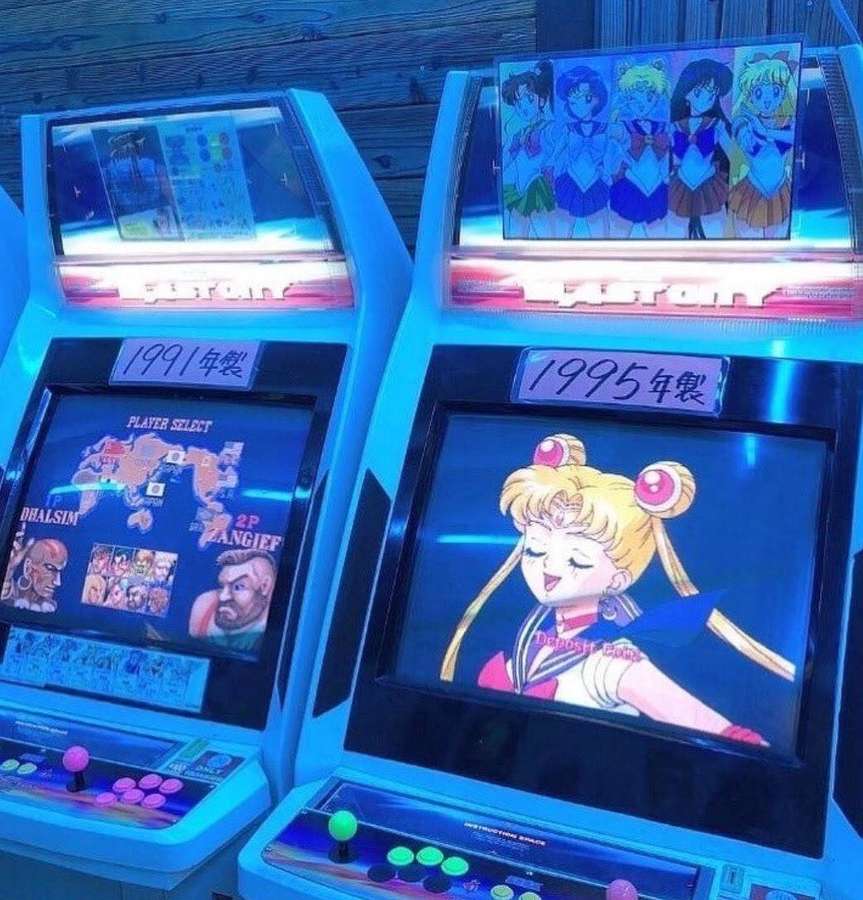 To vintage arkademaskiner, der lyser blåt, den ene viser Street Fighter, den anden Sailor Moon. — Arcade Wallpapers