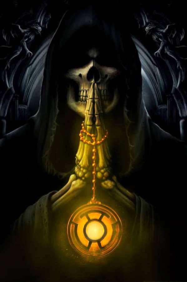 Figura esquelética con símbolo de linterna brillante y alas demoníacas en una escena gótica oscura. — Arte digital Fondos de pantalla