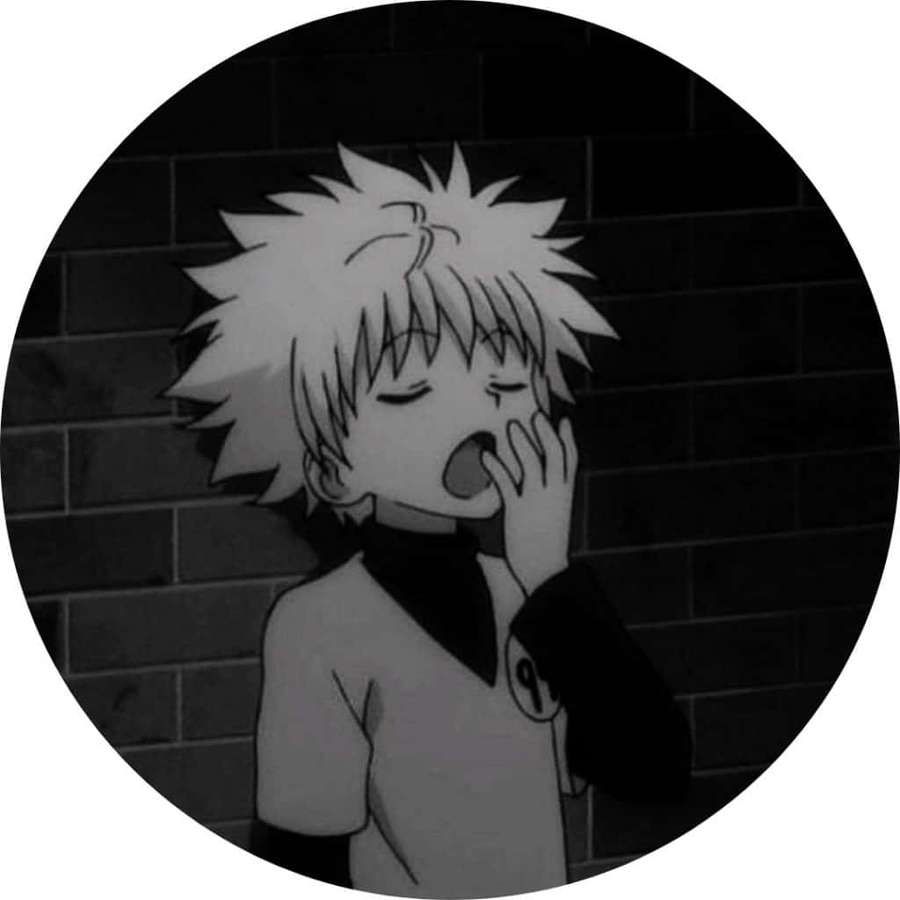 Personagem de anime bocejando com a mão sobre a boca contra parede de tijolos. — Arte Papéis de Parede