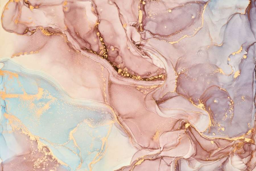 Abstrakte fließende Kunst mit mauve Lavendelblauwirbeln und Goldblattakzenten. — Ästhetischer Marmor Wallpaper