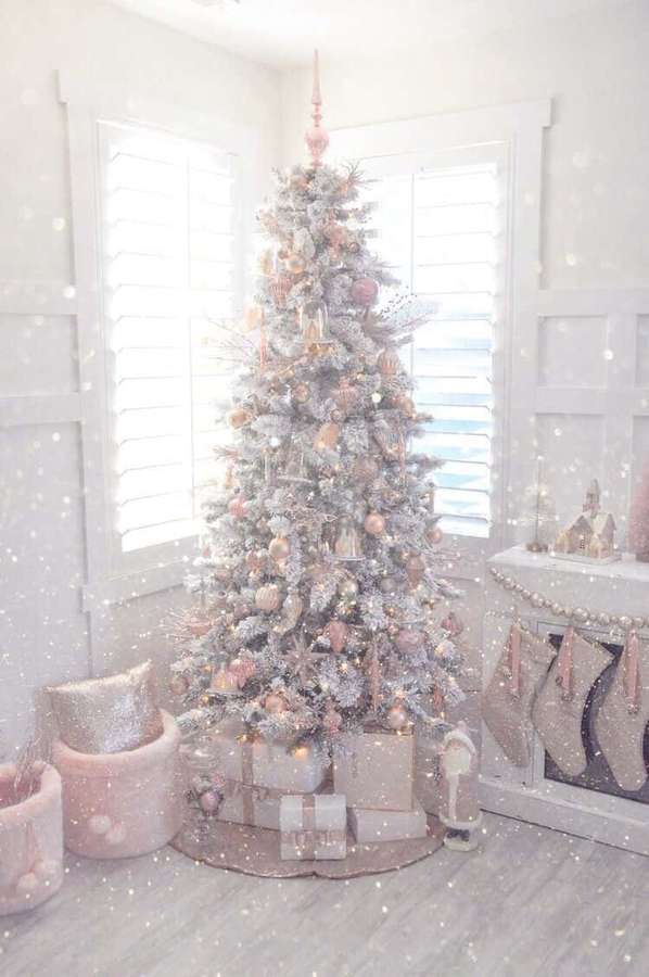 Ein dekorierter Weihnachtsbaum mit roségoldenen Ornamenten und Lichtern in einem verschneiten weißen Raum. — Ästhetischer Weihnachtsbaum Wallpaper