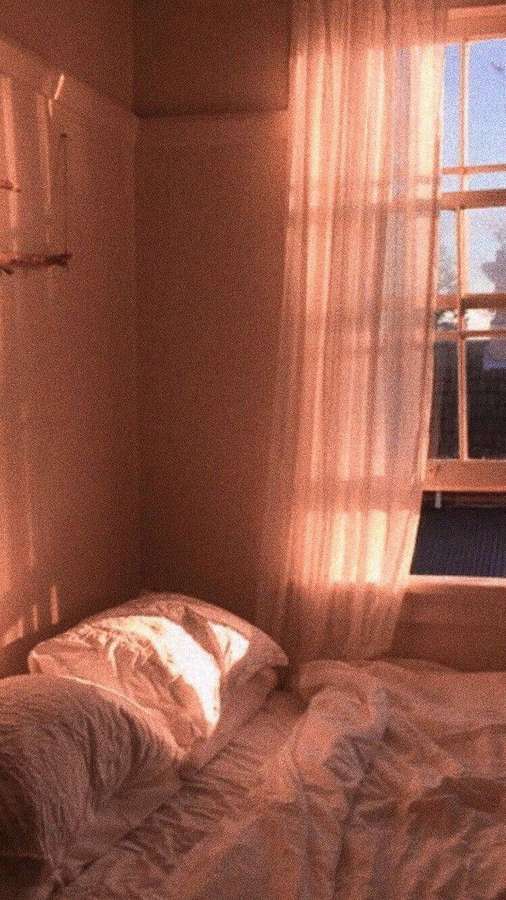 Sonnenlicht fällt durch Vorhänge auf ein gemachtes Bett in einem ruhigen Schlafzimmer. — Ästhetisches Schlafzimmer Wallpaper